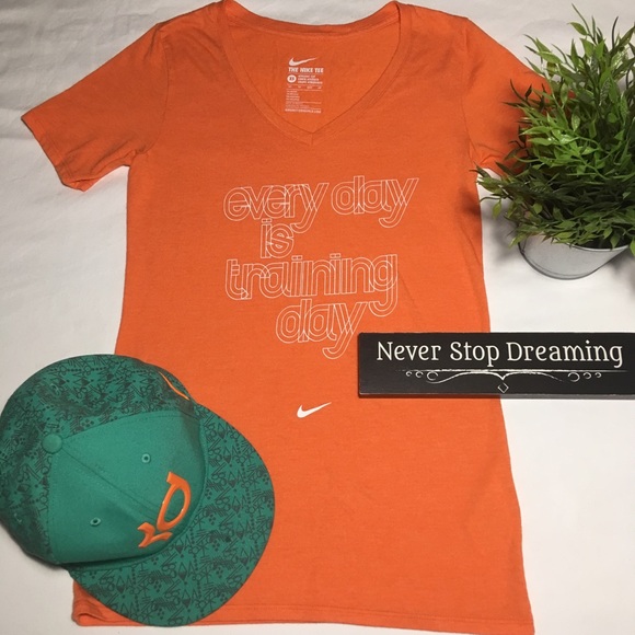 NIKE T-SHIRT ATHLETIC CUT - Picture 1 of 8